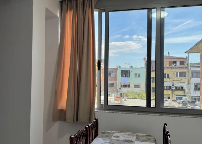 Liceu Charm * טיראנה